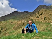 12 Dal dosso panoramico dei Piani con vista sul Monte Avaro
